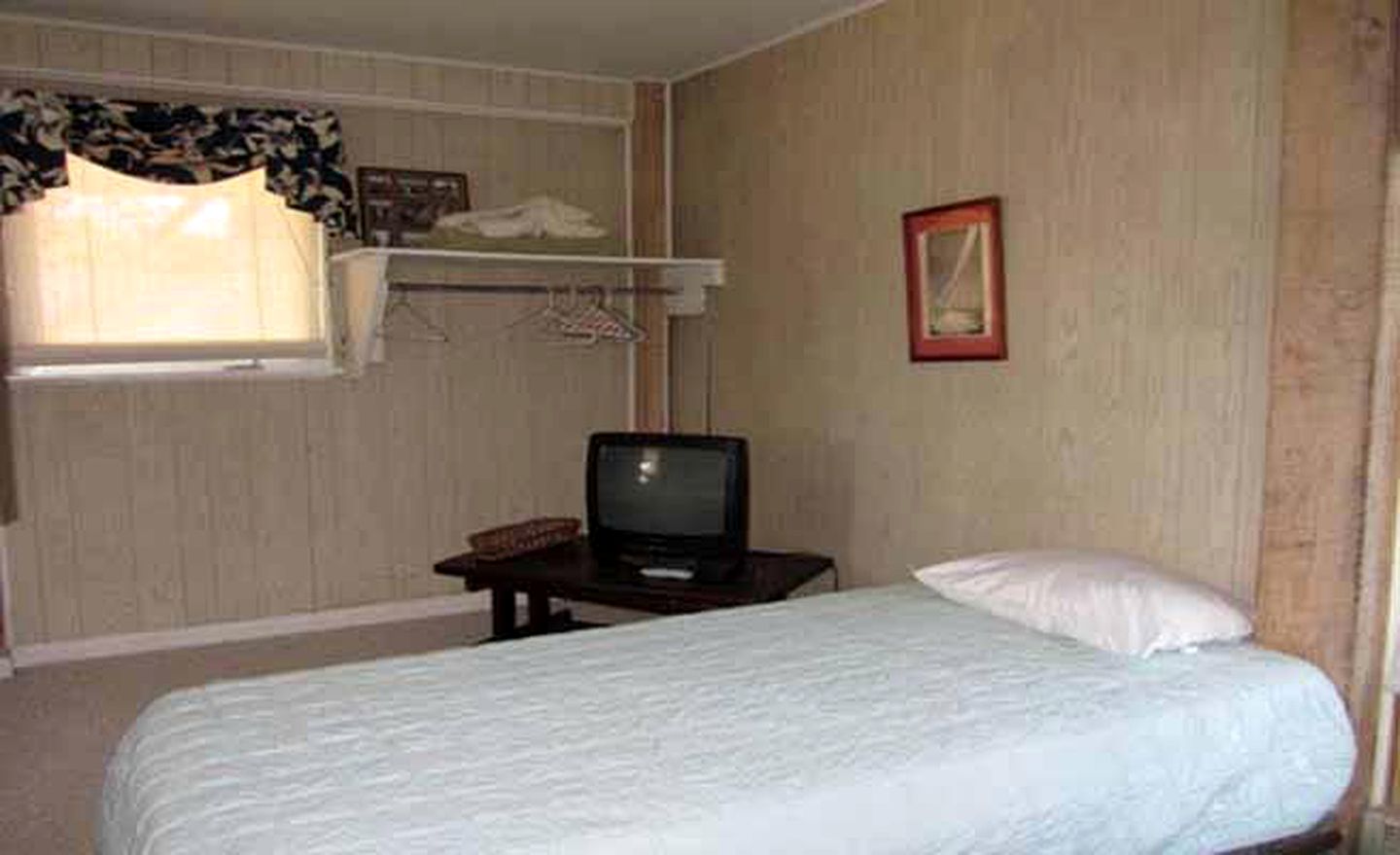 Charming Getaway Rental Close to Teach's Lair Marina in Hatteras, North Carolina