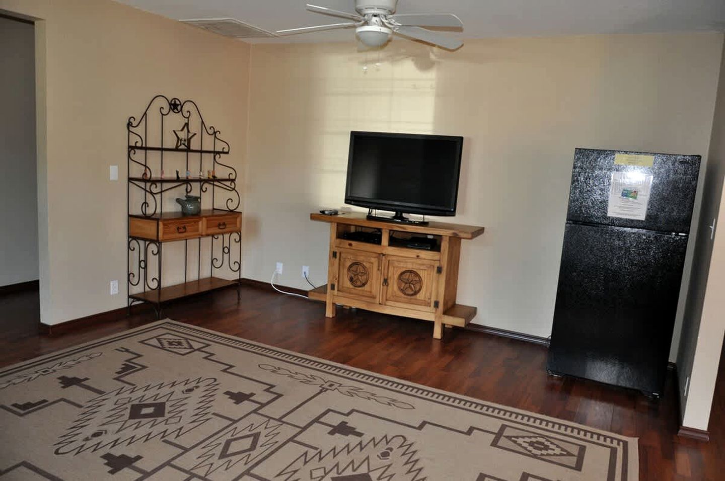 Spacious Lakefront Home with Beach Access and Sports Courts for Fun-Filled stays in Buchanan Dam, Texas