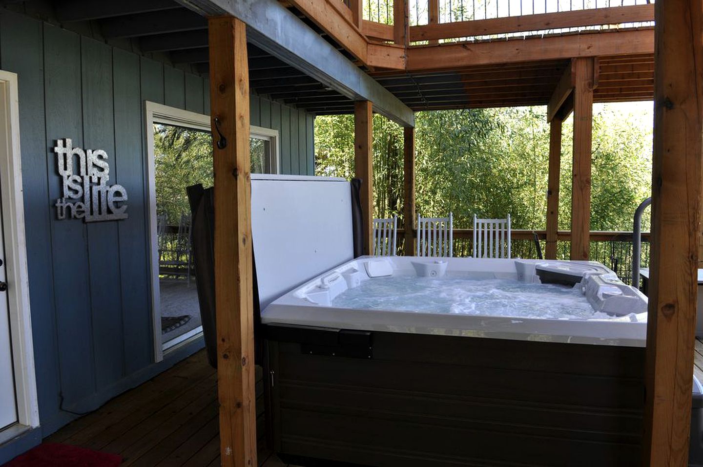 Lakeside Cabin Rental with a Hot Tub Perfect for a Vacation in Arkansas