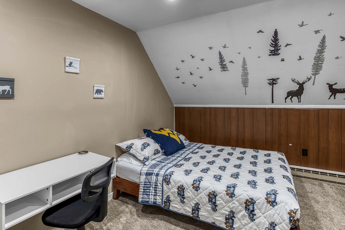 Luxury Lakeside Mountain Escape with Wraparound Deck Near Terra Alta, West Virginia