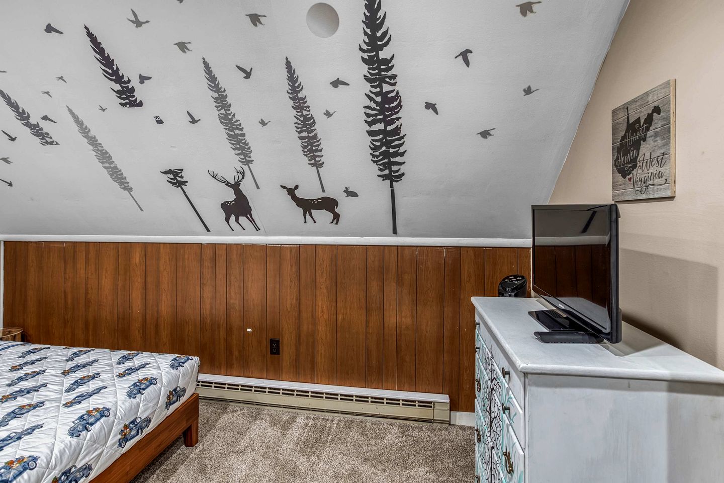 Luxury Lakeside Mountain Escape with Wraparound Deck Near Terra Alta, West Virginia