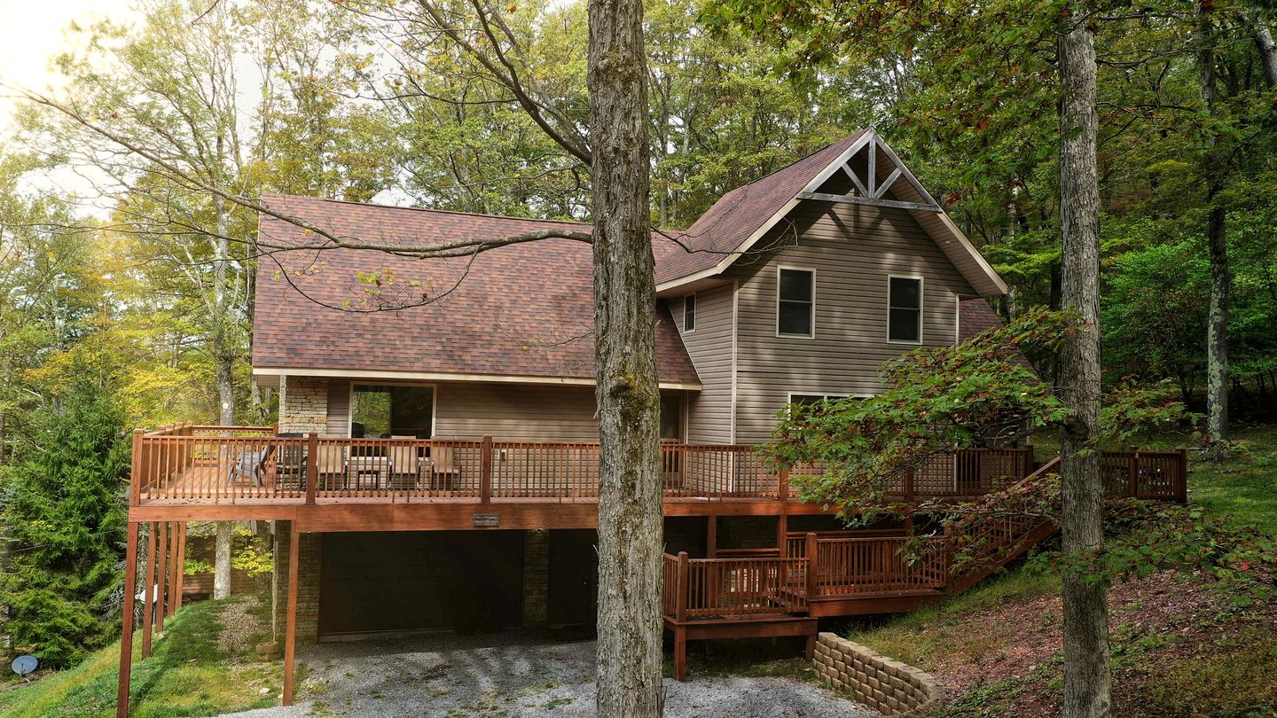 Luxury Lakeside Mountain Escape with Wraparound Deck Near Terra Alta, West Virginia