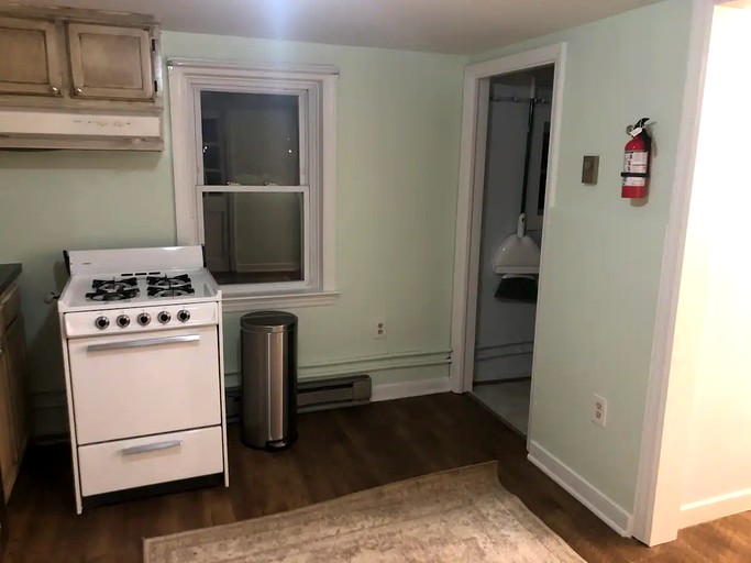 Walk to Restaurants , King Bed Entire House, Cottages, Lovettsville