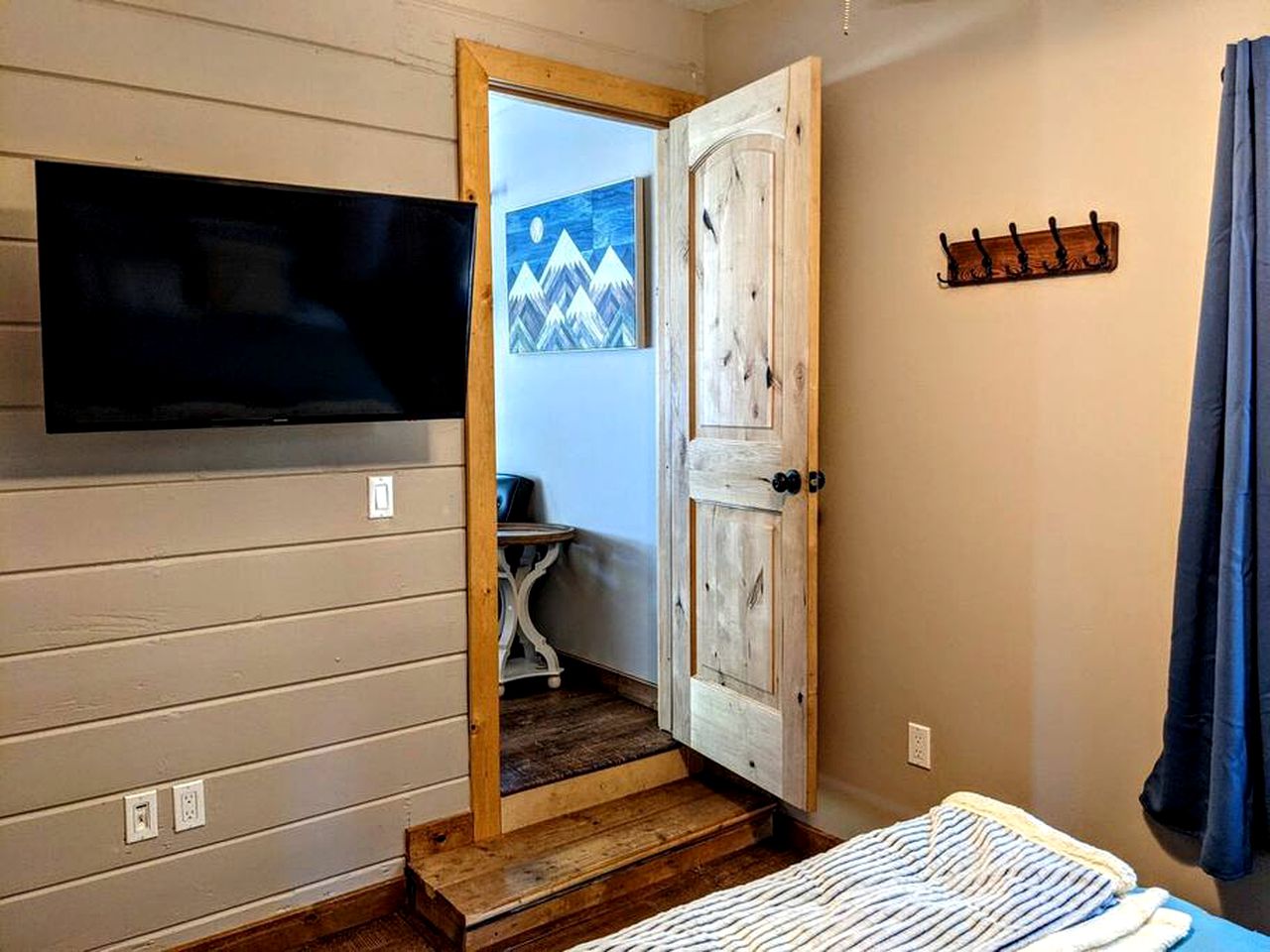 6 The Hawks Hideout Cabin with Lake Views, Santa Ysabel, California