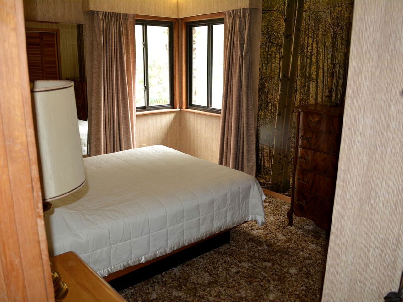 Large and Spacious Lakeside Cabin with Mountain Views in Fairhope, Pennsylvania