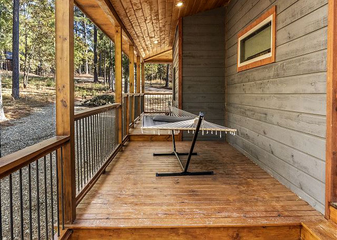 Fantastic Cabin Rental with a Hot Tub in Hochatown, Oklahoma - Ideal for a Family Glamping Retreat near Broken Bow Lake