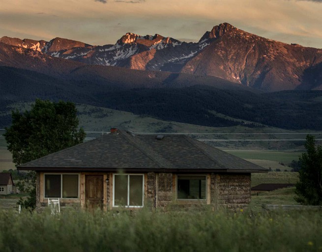 Cabins (Livingston, Montana, United States)