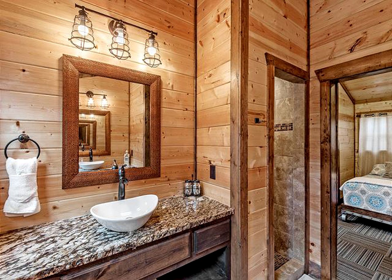 Beautiful Luxurious Cabin with a Hot Tub in Hochatown, Oklahoma - The Ultimate Glamping Destination near Beavers Bend State Park