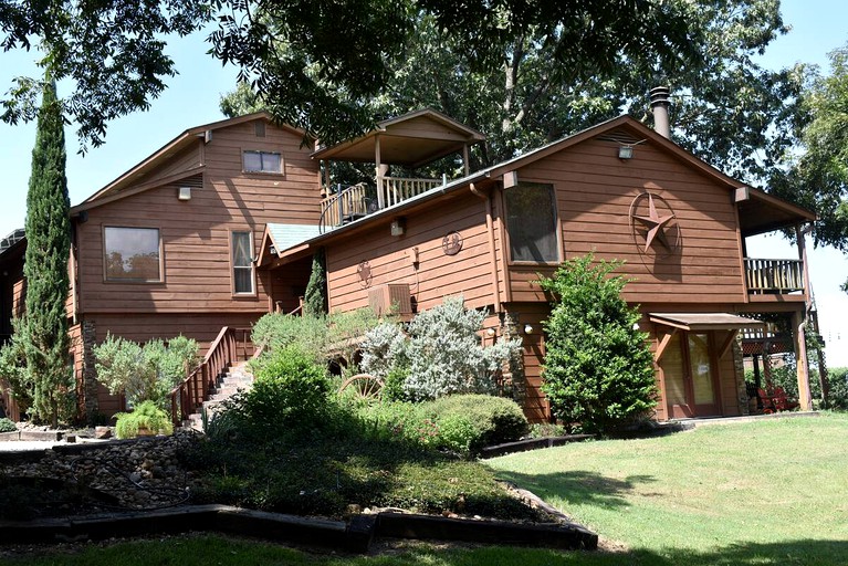One of the best large cabin rentals for family vacations in Texas