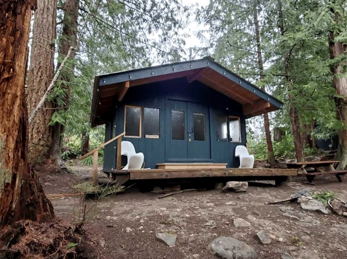 Family-Friendly Camping Stay in Charming Waterfront Village of Egmont, British Columbia | Cabins (Egmont, British Columbia, Canada)