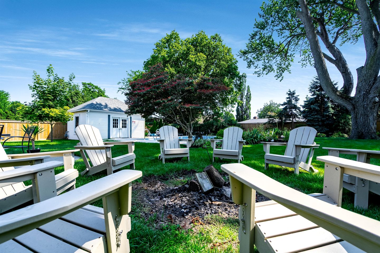 Grand Victorian Farmhouse Escape with Pool, Hot Tub & Fire Pit Nights in Ontario, Canada