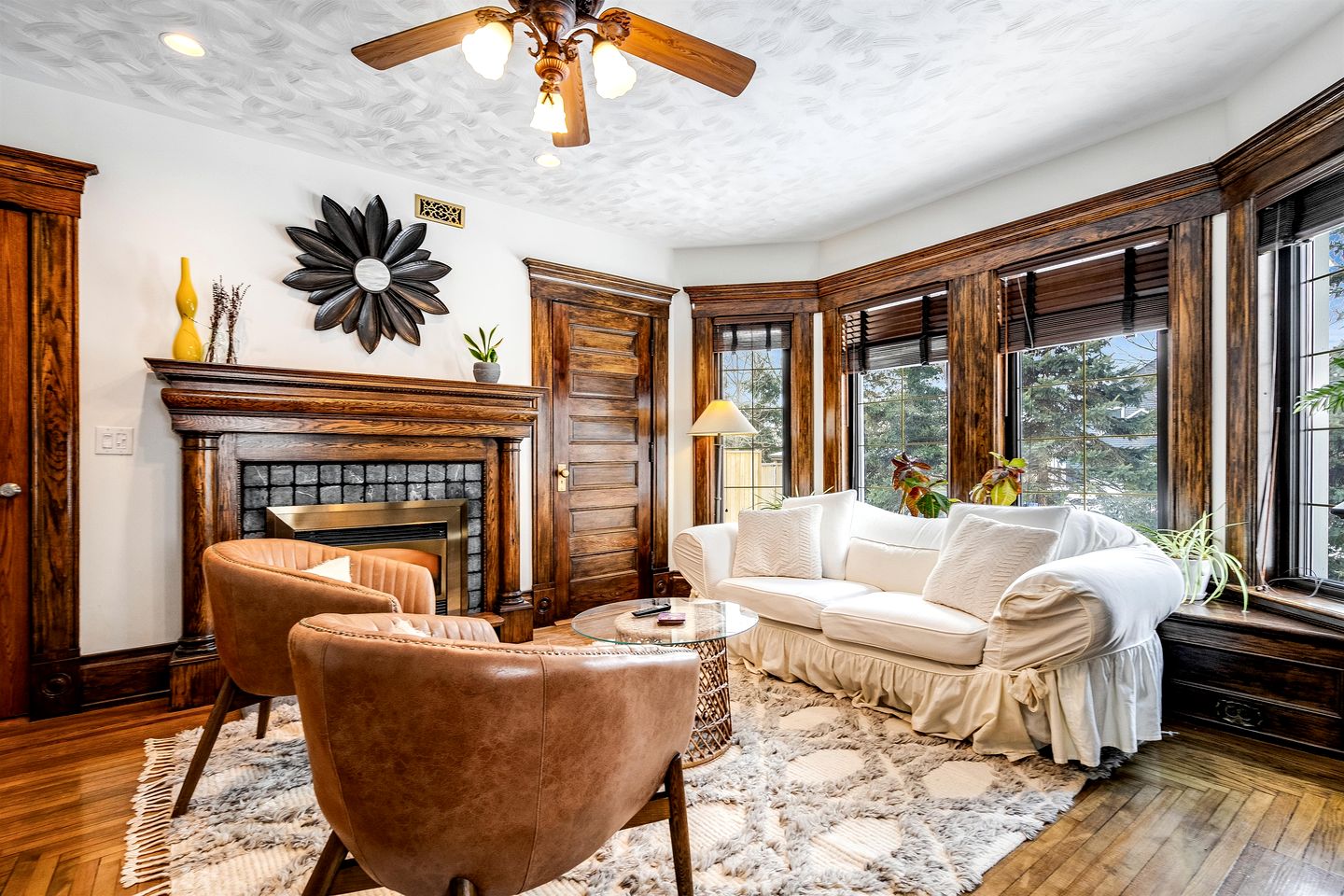 Grand Victorian Farmhouse Escape with Pool, Hot Tub & Fire Pit Nights in Ontario, Canada