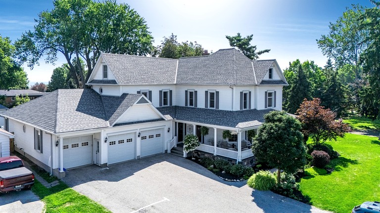 Grand Victorian Farmhouse Escape with Pool, Hot Tub & Fire Pit Nights in Ontario, Canada