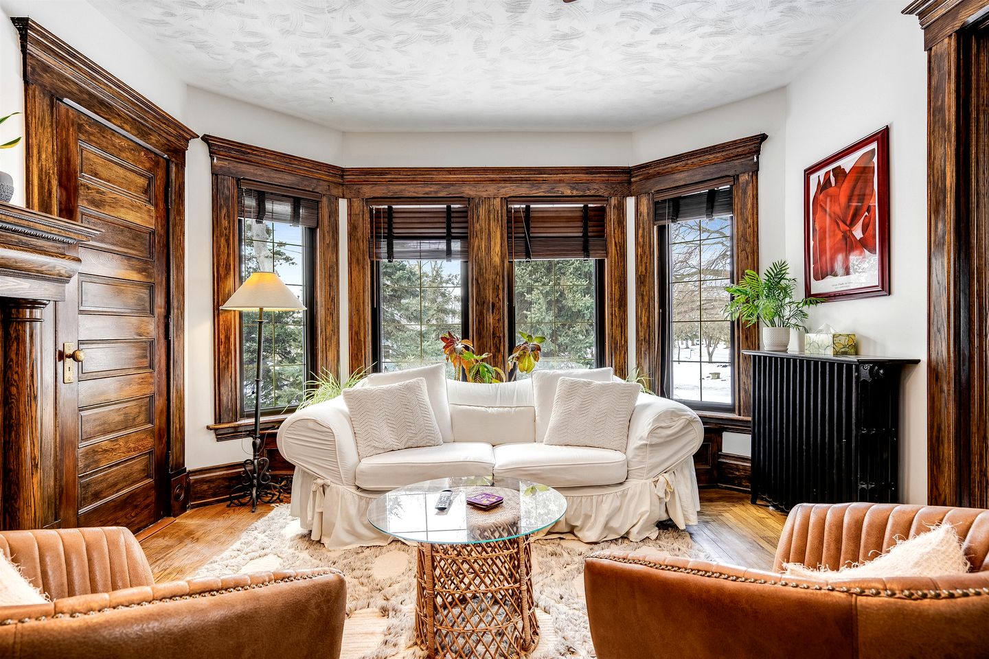 Grand Victorian Farmhouse Escape with Pool, Hot Tub & Fire Pit Nights in Ontario, Canada