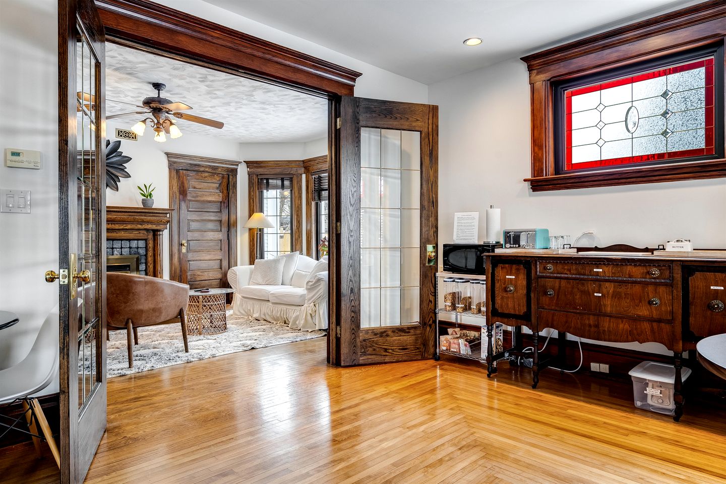 Grand Victorian Farmhouse Escape with Pool, Hot Tub & Fire Pit Nights in Ontario, Canada