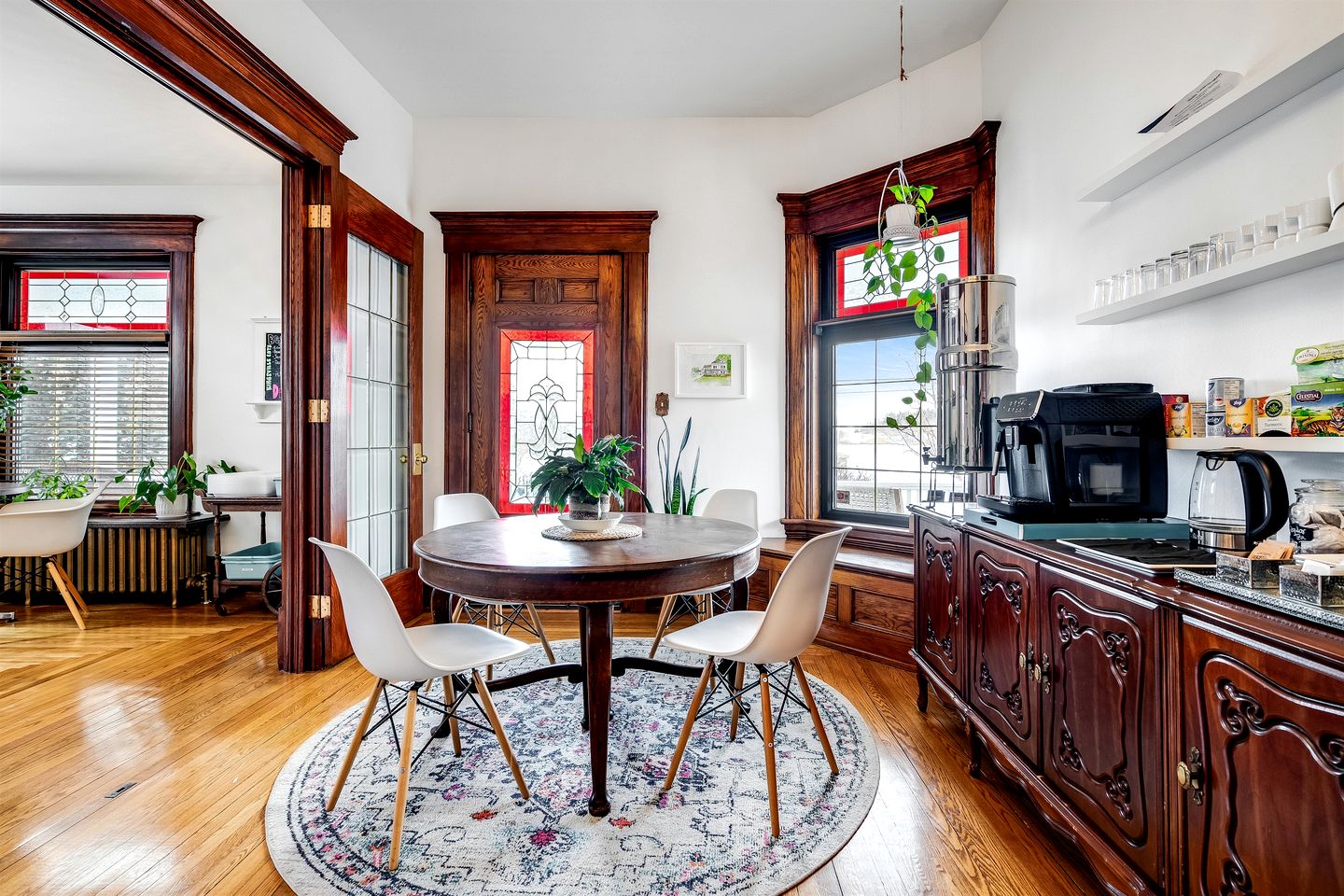 Grand Victorian Farmhouse Escape with Pool, Hot Tub & Fire Pit Nights in Ontario, Canada