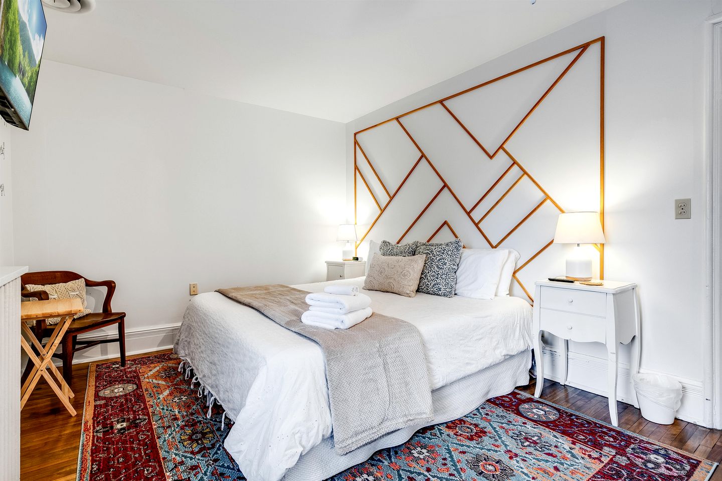 Grand Victorian Farmhouse Escape with Pool, Hot Tub & Fire Pit Nights in Ontario, Canada