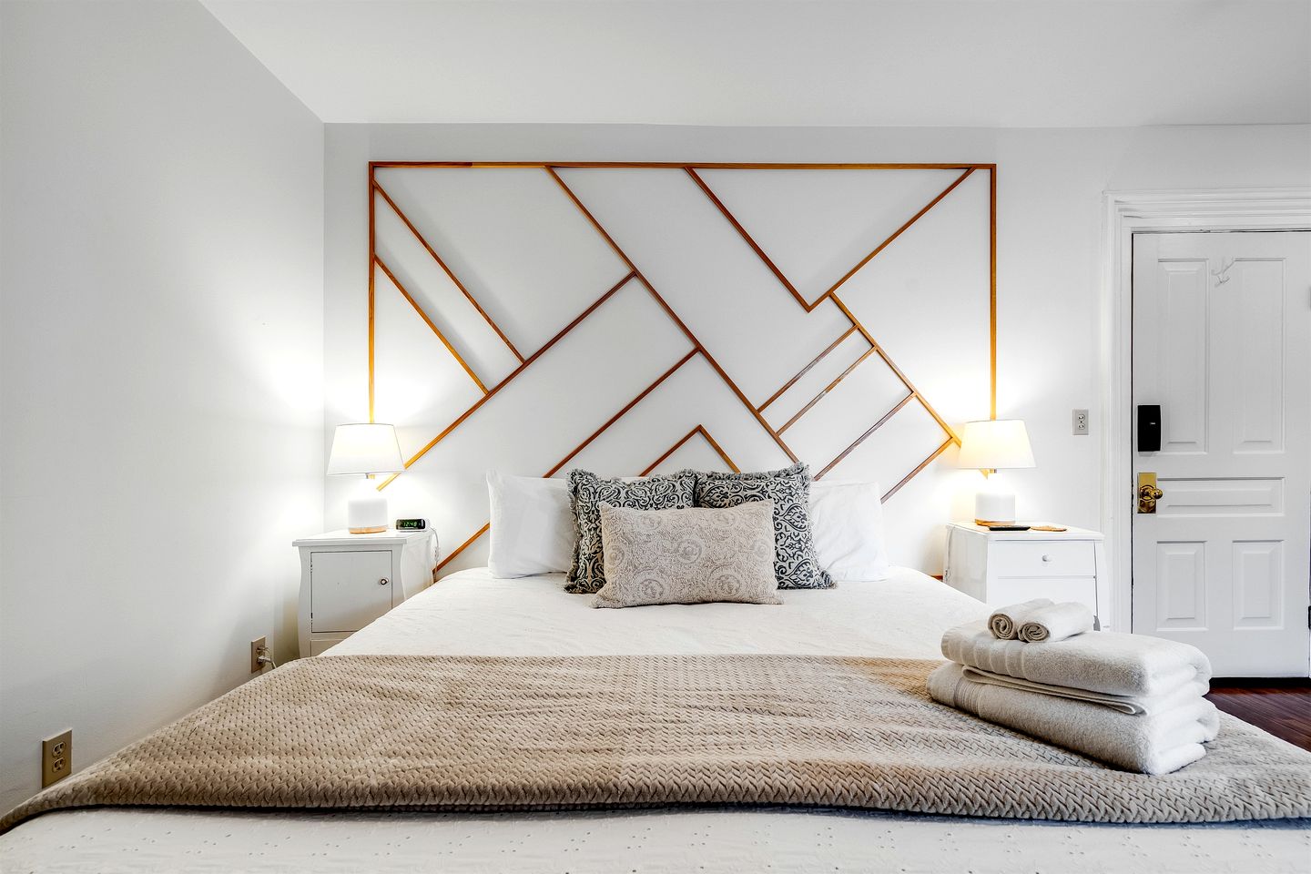 Grand Victorian Farmhouse Escape with Pool, Hot Tub & Fire Pit Nights in Ontario, Canada