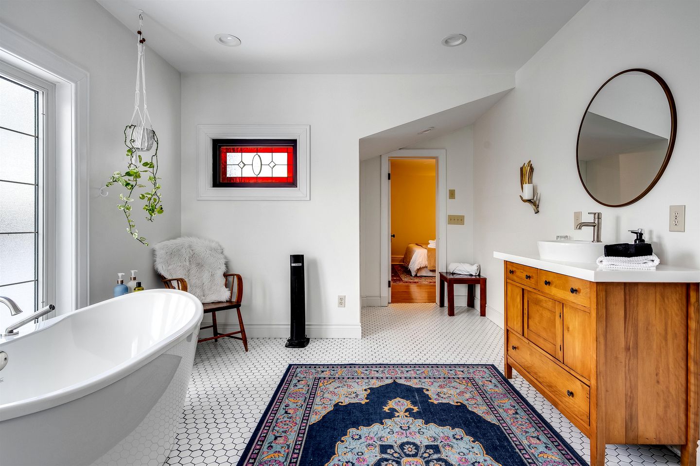 Grand Victorian Farmhouse Escape with Pool, Hot Tub & Fire Pit Nights in Ontario, Canada