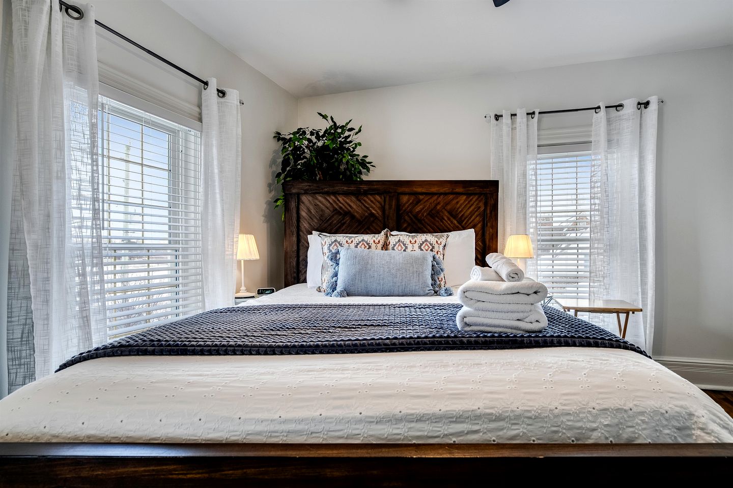 Grand Victorian Farmhouse Escape with Pool, Hot Tub & Fire Pit Nights in Ontario, Canada