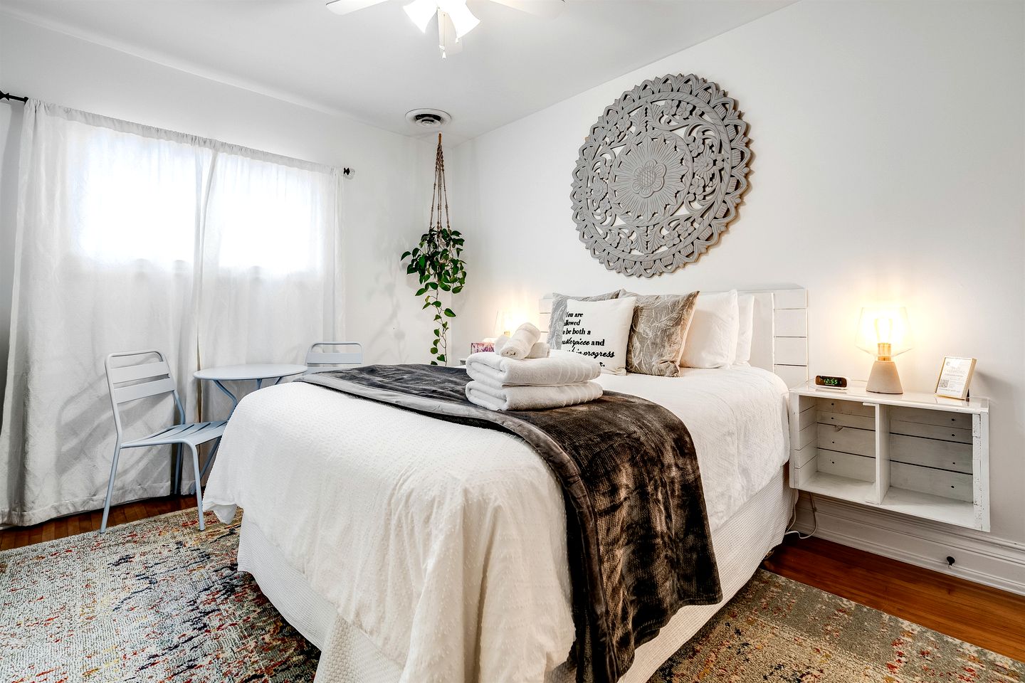 Grand Victorian Farmhouse Escape with Pool, Hot Tub & Fire Pit Nights in Ontario, Canada