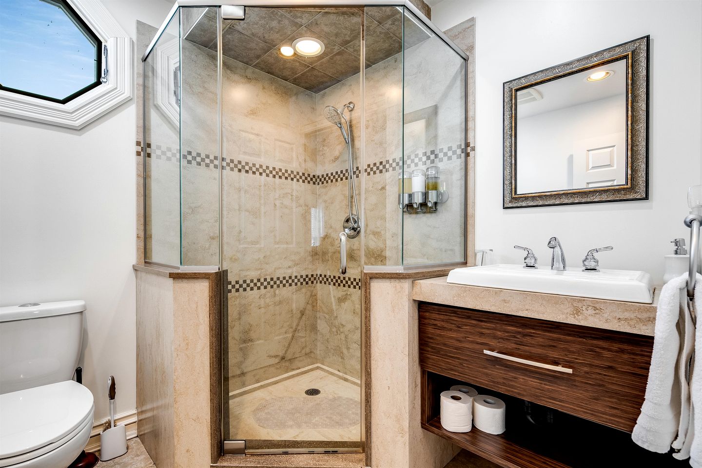 Grand Victorian Farmhouse Escape with Pool, Hot Tub & Fire Pit Nights in Ontario, Canada