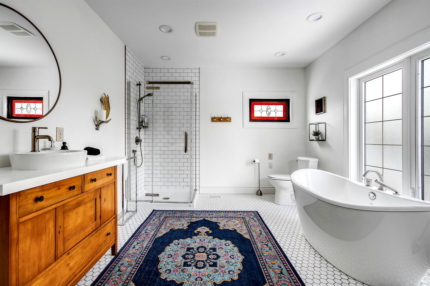 Grand Victorian Farmhouse Escape with Pool, Hot Tub & Fire Pit Nights in Ontario, Canada