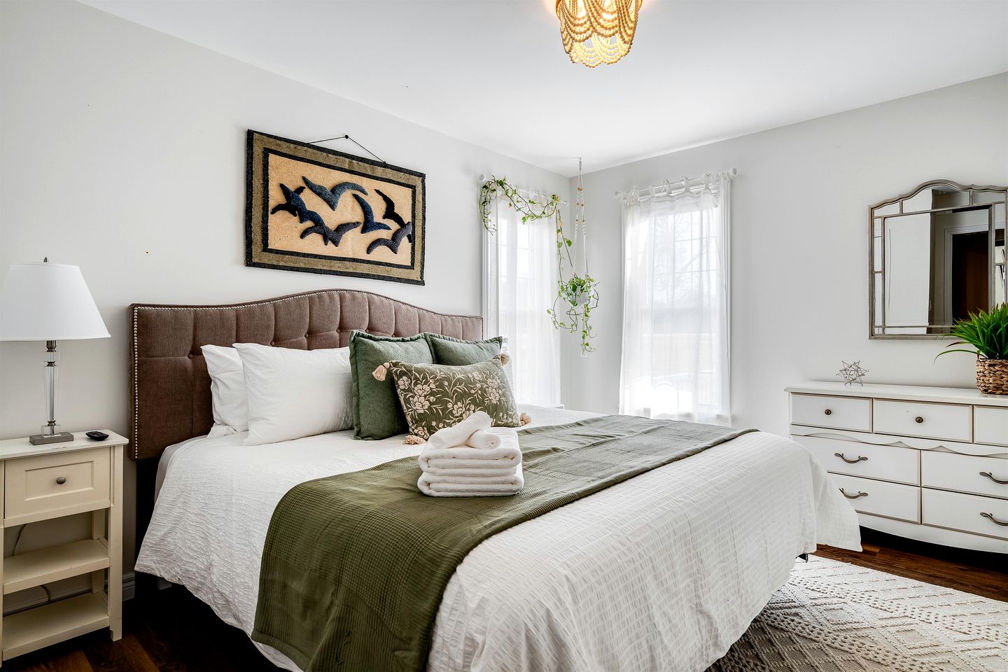 Grand Victorian Farmhouse Escape with Pool, Hot Tub & Fire Pit Nights in Ontario, Canada