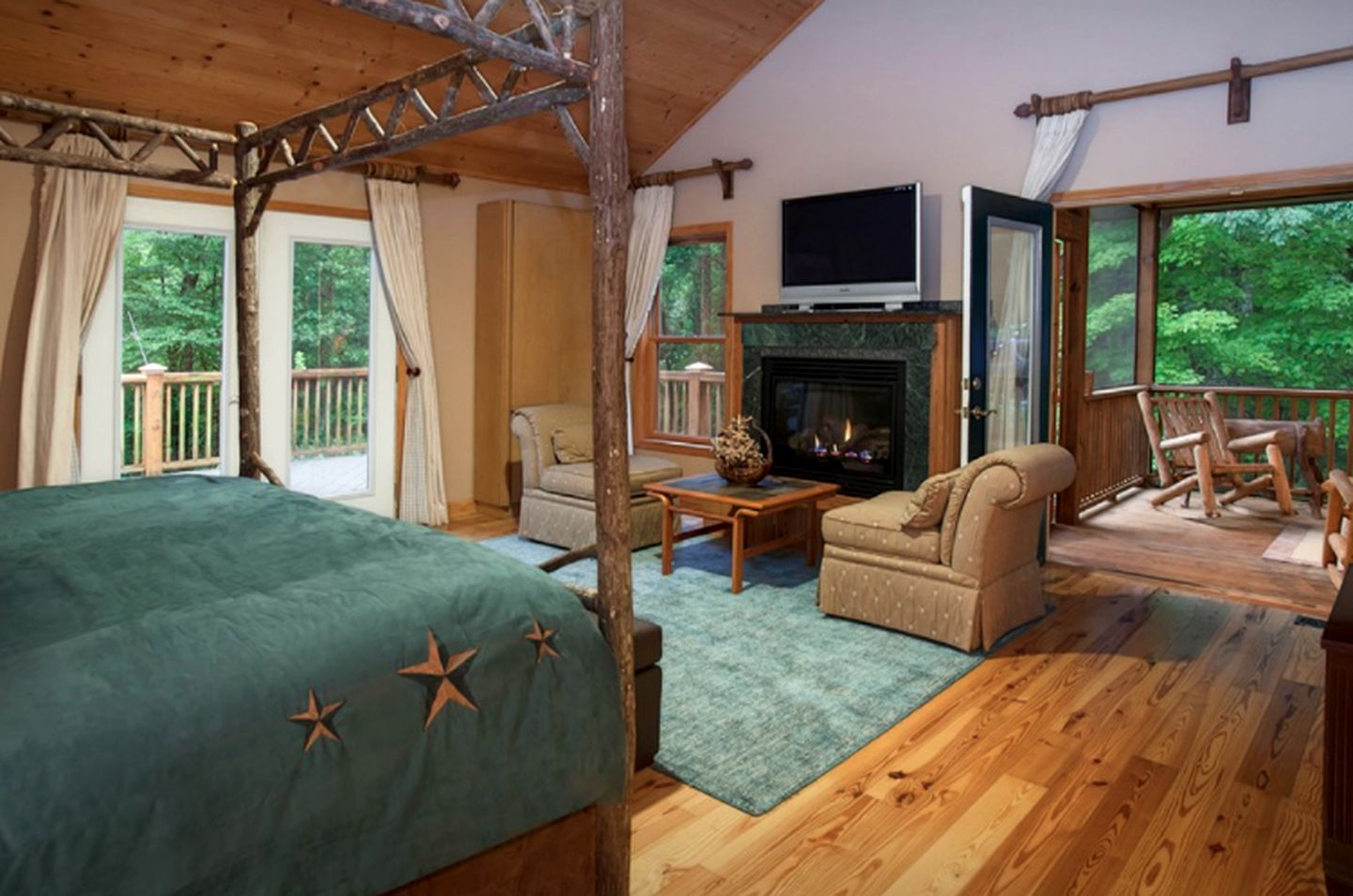 Romantic Getaway for Two Hidden in the Woods near Sapphire, North Carolina