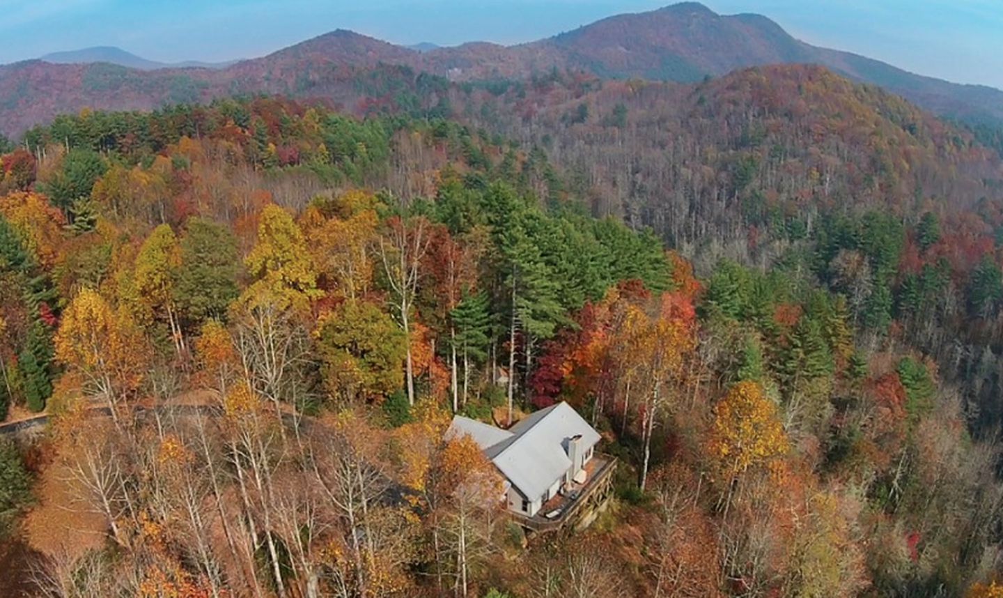 Romantic Getaway for Two Hidden in the Woods near Sapphire, North Carolina