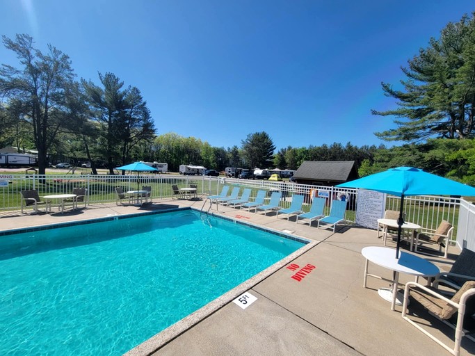 Family-Friendly Cabin with Shared Outdoor Pool in Wisconsin Dells | Cabins (Wisconsin Dells, Wisconsin, United States of America)