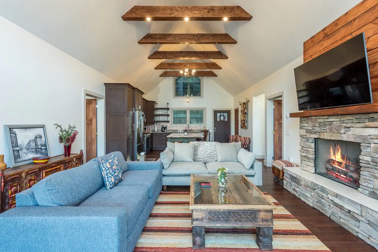 Cabins (Mars Hill, North Carolina, United States of America)