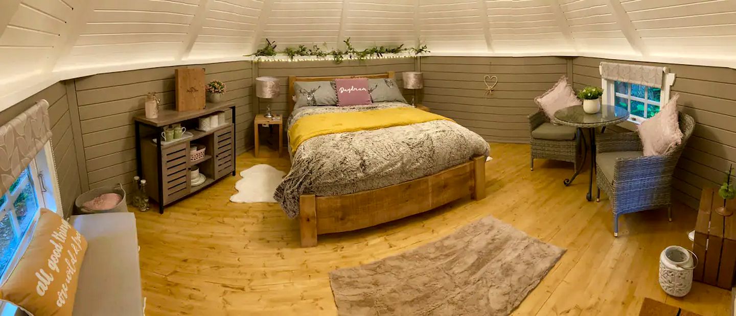 Luxury Glamping For Couples in Hut Rental in Lincolnshire, England