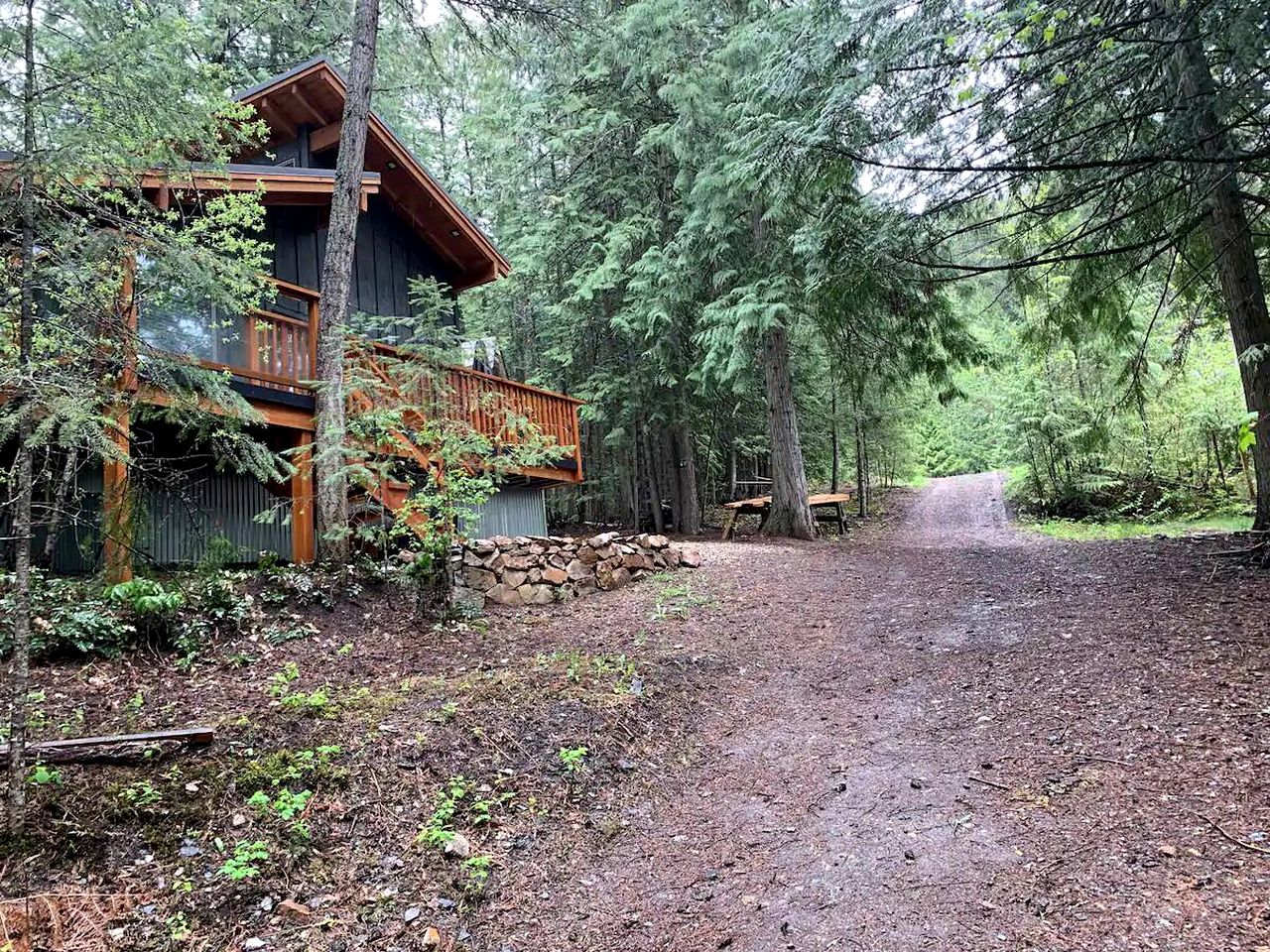 Custom-Built British Columbia Cabin on Shuswap Lake