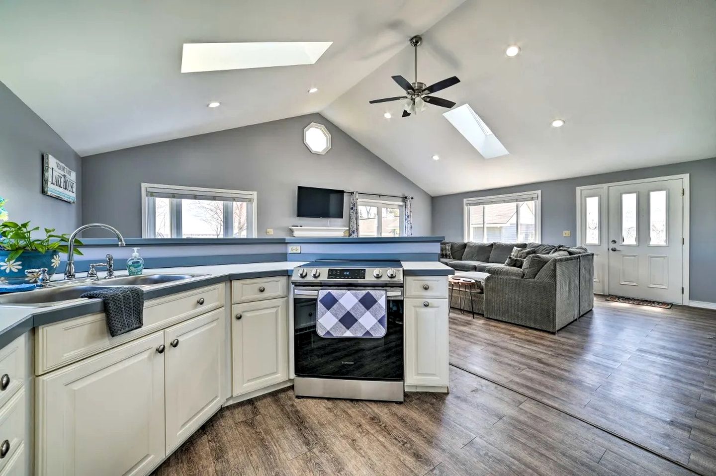 Lakefront Retreat with Dock Access & Kayak Adventures in Houghton Lake, Michigan