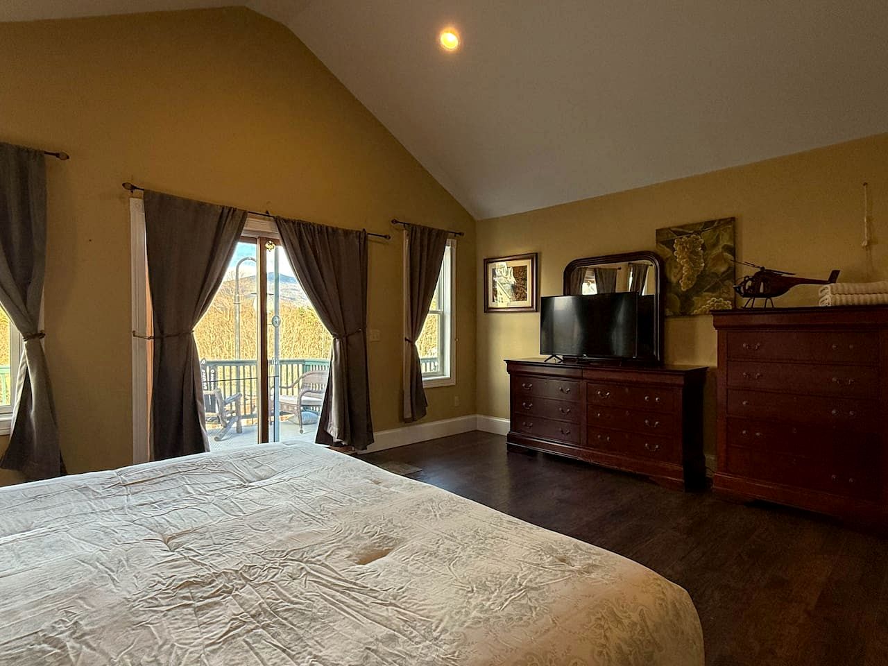 Breathtaking Mountain Views, Hot Tub & Pool Access in North Conway, New Hampshire