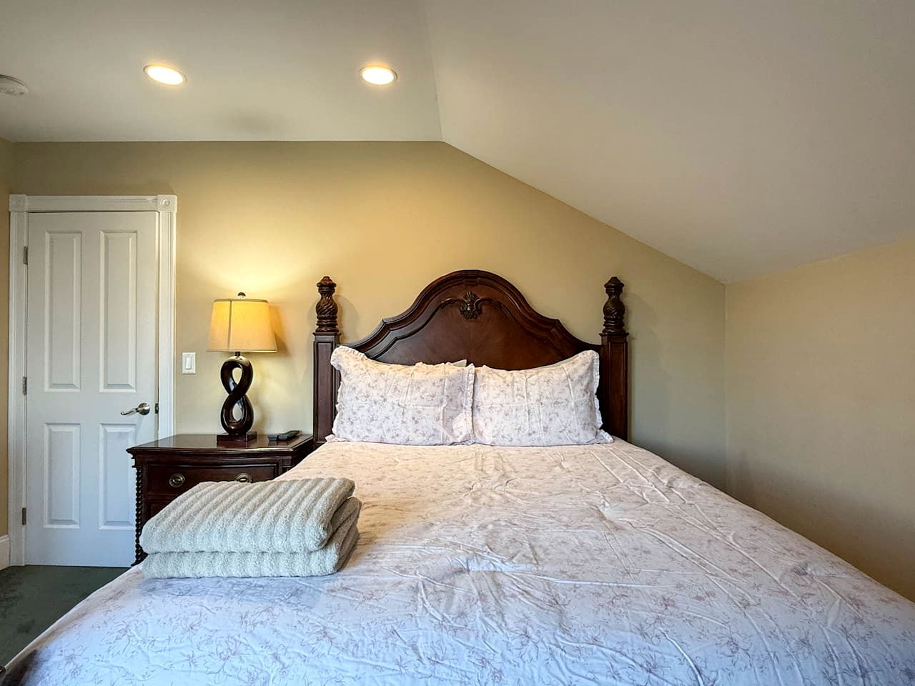 Breathtaking Mountain Views, Hot Tub & Pool Access in North Conway, New Hampshire