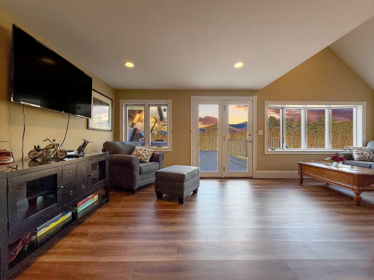 Breathtaking Mountain Views, Hot Tub & Pool Access in North Conway, New Hampshire