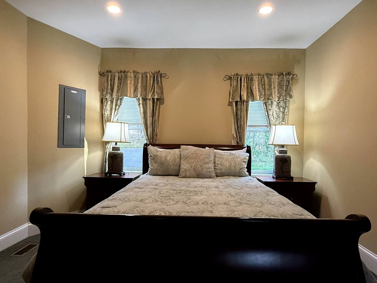 Charming Brick Retreat with Hot Tub & Mountain Views in Conway, New Hampshire