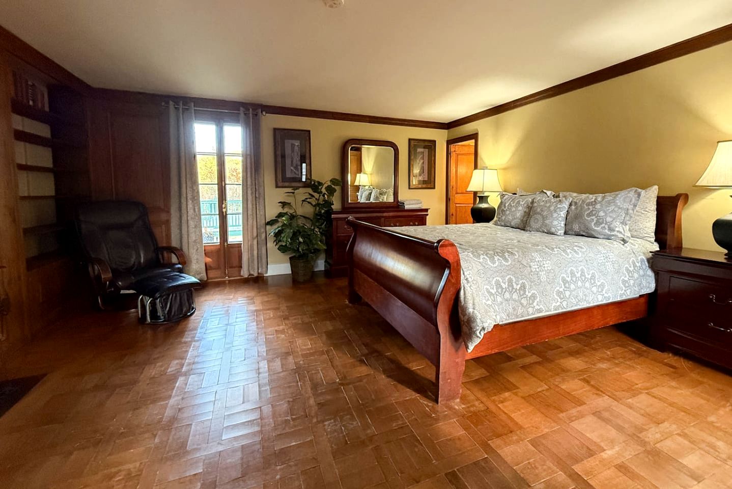 Charming Brick Retreat with Hot Tub & Mountain Views in Conway, New Hampshire