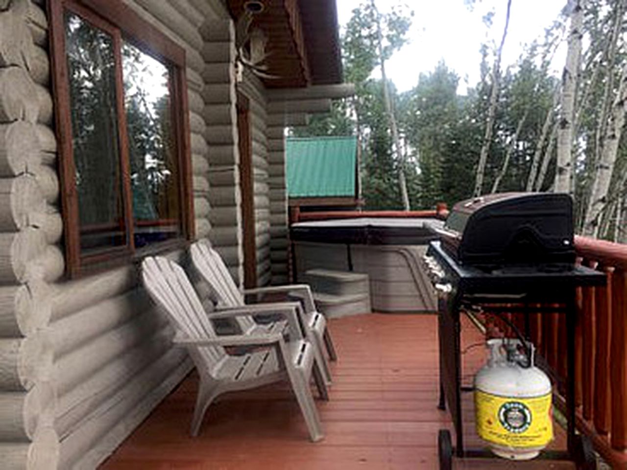 Countryside Glamping in a Log Cabin near Clearwater, British Columbia