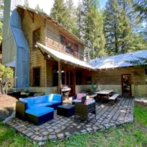Immaculate Cabin Rental with a Hot Tub next to Lake Pend Oreille in Bonner County, Idaho | Cabins (Sagle, Idaho, United States of America)