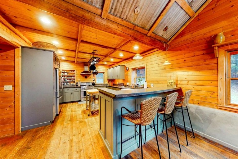 Immaculate Cabin Rental with a Hot Tub next to Lake Pend Oreille in Bonner County, Idaho | Cabins (Sagle, Idaho, United States of America)