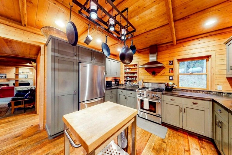 Immaculate Cabin Rental with a Hot Tub next to Lake Pend Oreille in Bonner County, Idaho | Cabins (Sagle, Idaho, United States of America)