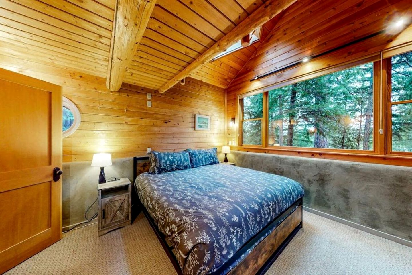 Immaculate Cabin Rental with a Hot Tub next to Lake Pend Oreille in Bonner County, Idaho