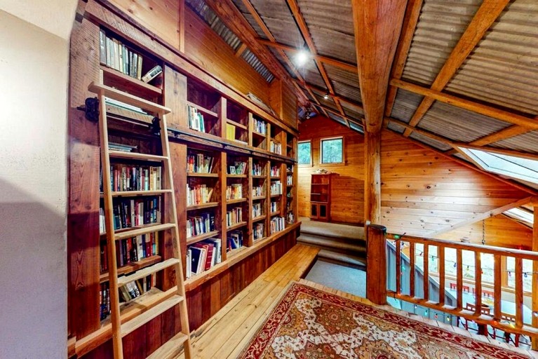 Immaculate Cabin Rental with a Hot Tub next to Lake Pend Oreille in Bonner County, Idaho | Cabins (Sagle, Idaho, United States of America)