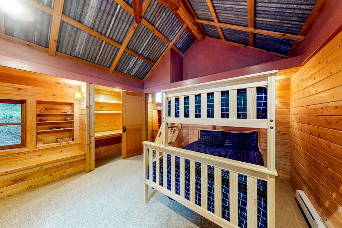 Immaculate Cabin Rental with a Hot Tub next to Lake Pend Oreille in Bonner County, Idaho