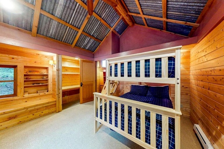 Immaculate Cabin Rental with a Hot Tub next to Lake Pend Oreille in Bonner County, Idaho | Cabins (Sagle, Idaho, United States of America)