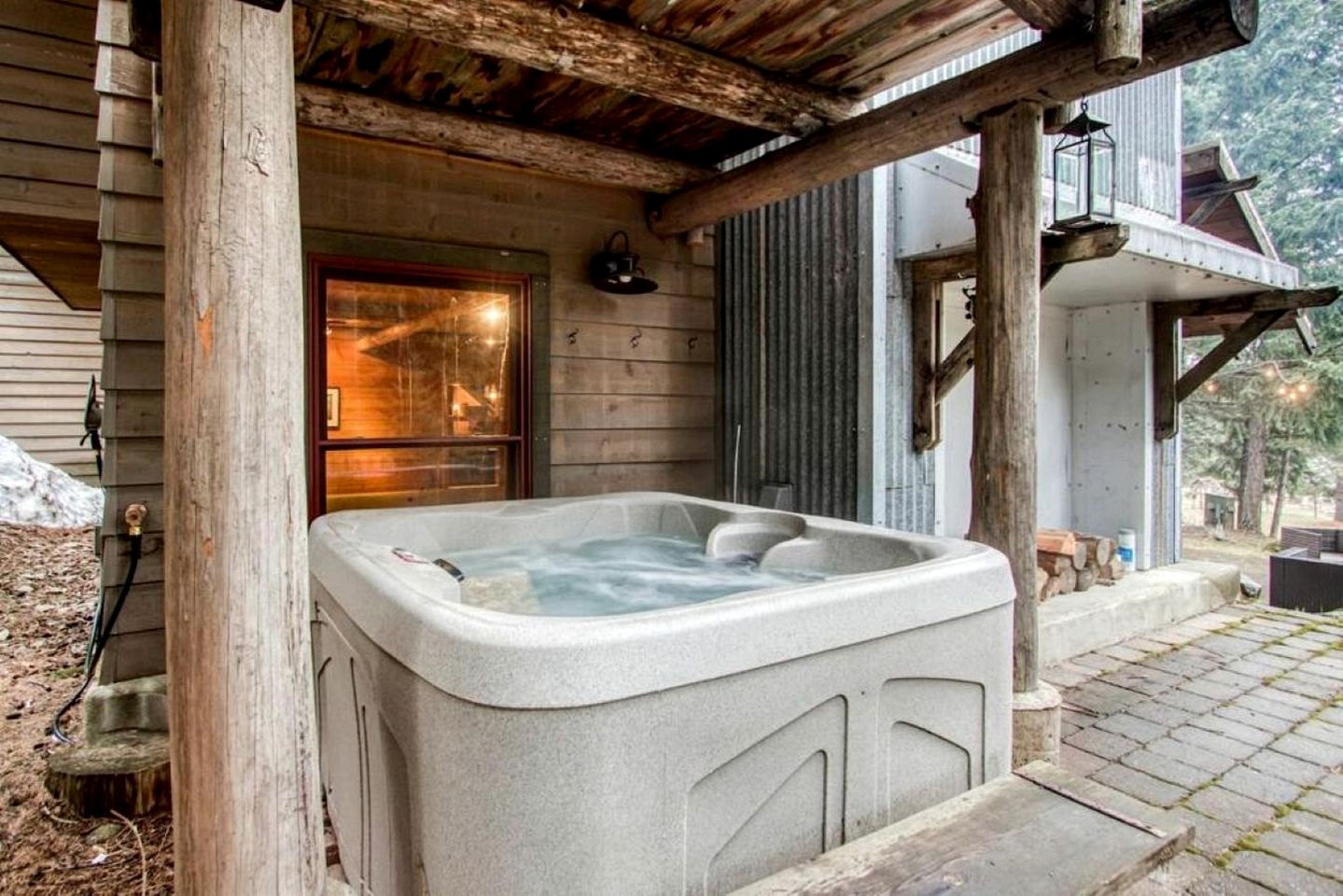 Immaculate Cabin Rental with a Hot Tub next to Lake Pend Oreille in Bonner County, Idaho