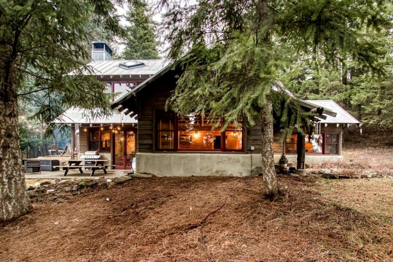 Immaculate Cabin Rental with a Hot Tub next to Lake Pend Oreille in Bonner County, Idaho | Cabins (Sagle, Idaho, United States of America)